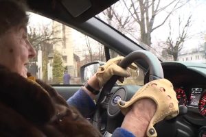 Γιαγιά ηλικίας 81 ετών οδηγεί νέο Subaru WRX STI!