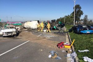 BMW i8 συγκρούστηκε με μπετονιέρα και οι επιβάτες γλίτωσαν!