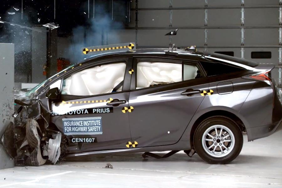 Πρώτα crash tests του νέου Toyota Prius (+video) AutoGreekNews