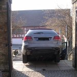 Mercedes βγήκε από εκκλησία και πήρε το... λάθος δρόμο!