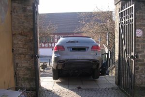 Mercedes βγήκε από εκκλησία και πήρε το… λάθος δρόμο!