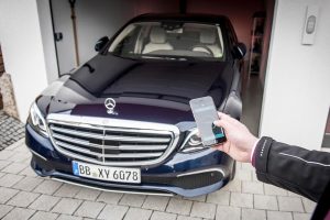 Πως παρκάρει αυτόματα η νέα Mercedes E-Class με τον Πιλότο Στάθμευσης!