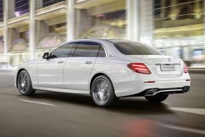 Νέα Mercedes E-Class L μοιάζει σαν μικρή Maybach S-Class