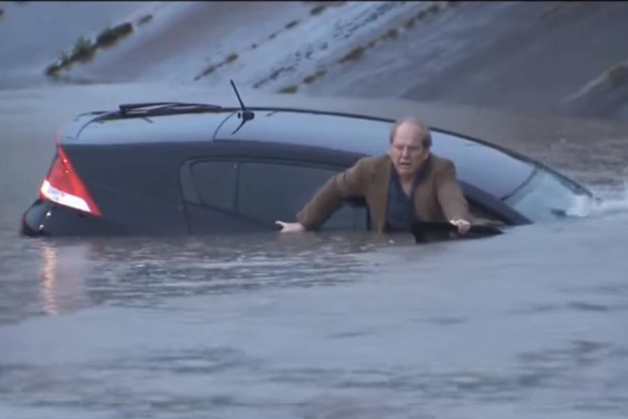 Live διάσωση οδηγού από πνιγμό σε πλημμυρισμένο δρόμο