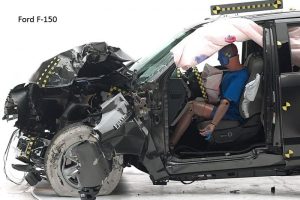 Μεγάλα pick-up «κατέρρευσαν» σε μετωπικά crash tests (+videos)