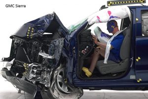 Μεγάλα pick-up «κατέρρευσαν» σε μετωπικά crash tests (+videos)