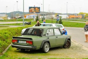 Lada 2107 με κινητήρα 3.0 λτ. V8 από BMW Σειρά 7 δεν ισιώνει!