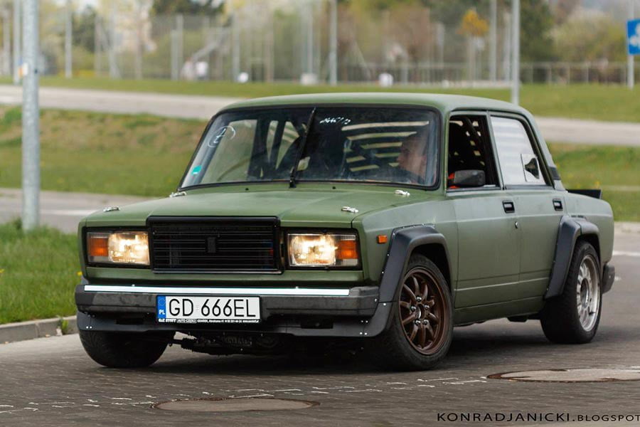 Lada 2107 με κινητήρα 3.0 λτ. V8 από BMW Σειρά 7 δεν ισιώνει!