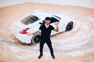 Nissan 370Ζ NISMO κάνει donuts και πασπαλίζει donuts!