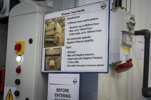 Nissan Qashqai βρέχεται με 30.000 λτ. νερού στο τεστ μουσώνων!