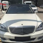 Παρατημένες Mercedes S-Class Brabus έξω από κλεισμένο ντίλερ