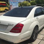 Παρατημένες Mercedes S-Class Brabus έξω από κλεισμένο ντίλερ
