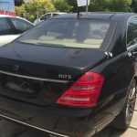 Παρατημένες Mercedes S-Class Brabus έξω από κλεισμένο ντίλερ