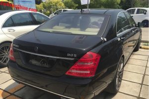 Παρατημένες Mercedes S-Class Brabus έξω από κλεισμένο ντίλερ