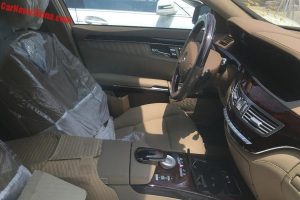 Παρατημένες Mercedes S-Class Brabus έξω από κλεισμένο ντίλερ