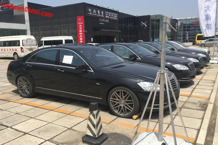 Παρατημένες Mercedes S-Class Brabus έξω από κλεισμένο ντίλερ