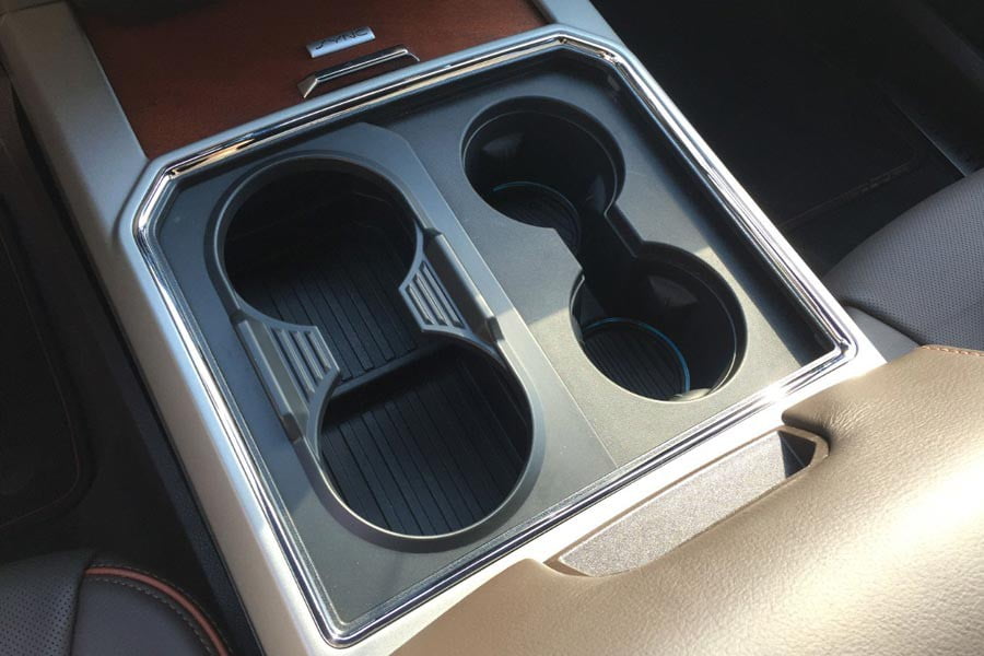 Νέες «έξυπνες» εμπρός ποτηροθήκες από την Ford (+video)