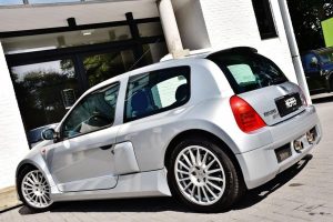 Συλλεκτικό Renault Clio V6 του 2002 με 7.100 χιλιόμετρα!