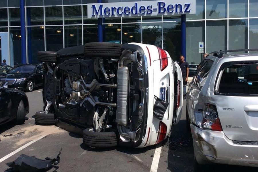 Γυναίκα πήρε για test drive Mercedes GLE και τα έκανε γης Μαδιάμ!