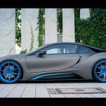 BMW i8 με γκρι ματ μεμβράνη και μπλε 22άρες ζάντες