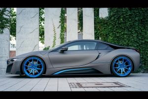 BMW i8 με γκρι ματ μεμβράνη και μπλε 22άρες ζάντες