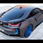BMW i8 με γκρι ματ μεμβράνη και μπλε 22άρες ζάντες