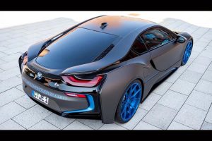 BMW i8 με γκρι ματ μεμβράνη και μπλε 22άρες ζάντες