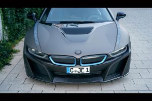 BMW i8 με γκρι ματ μεμβράνη και μπλε 22άρες ζάντες