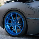 BMW i8 με γκρι ματ μεμβράνη και μπλε 22άρες ζάντες