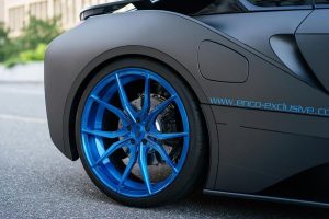 BMW i8 με γκρι ματ μεμβράνη και μπλε 22άρες ζάντες