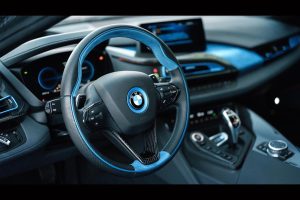 BMW i8 με γκρι ματ μεμβράνη και μπλε 22άρες ζάντες