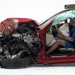 Βράχος η νέα Mercedes C-Class στο πιο σκληρό crash test