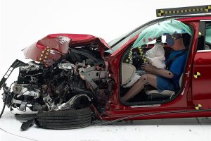 Βράχος η νέα Mercedes C-Class στο πιο σκληρό crash test