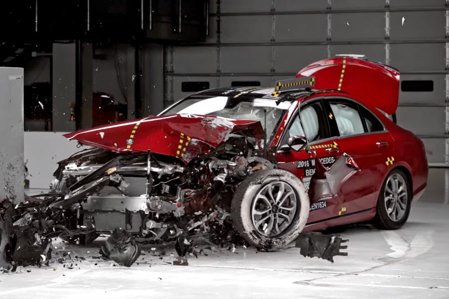 Βράχος η νέα Mercedes C-Class στο πιο σκληρό crash test