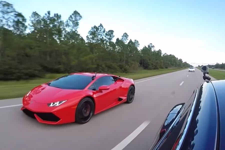 Lamborghini Huracan ζορίζεται να πιάσει το Tesla Model S P100D