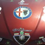 Alfa Romeo 146 καλυμμένη με εκατοντάδες σήματα της μάρκας!