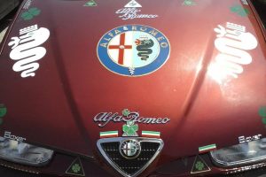 Alfa Romeo 146 καλυμμένη με εκατοντάδες σήματα της μάρκας!