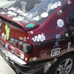 Alfa Romeo 146 καλυμμένη με εκατοντάδες σήματα της μάρκας!