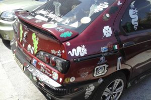 Alfa Romeo 146 καλυμμένη με εκατοντάδες σήματα της μάρκας!