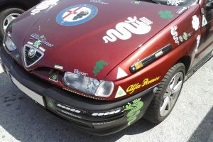Alfa Romeo 146 καλυμμένη με εκατοντάδες σήματα της μάρκας!