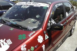 Alfa Romeo 146 καλυμμένη με εκατοντάδες σήματα της μάρκας!