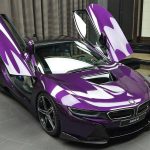 BMW i8 σε εκκεντρικό μοβ χρώμα και carbon body kit