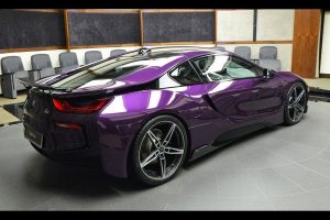 BMW i8 σε εκκεντρικό μοβ χρώμα και carbon body kit
