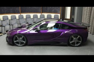 BMW i8 σε εκκεντρικό μοβ χρώμα και carbon body kit