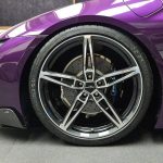 BMW i8 σε εκκεντρικό μοβ χρώμα και carbon body kit