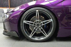 BMW i8 σε εκκεντρικό μοβ χρώμα και carbon body kit