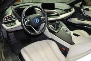 BMW i8 σε εκκεντρικό μοβ χρώμα και carbon body kit