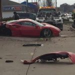 Φοιτητής έριξε τη Ferrari του σε κουρείο