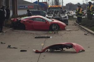 Φοιτητής έριξε τη Ferrari του σε κουρείο