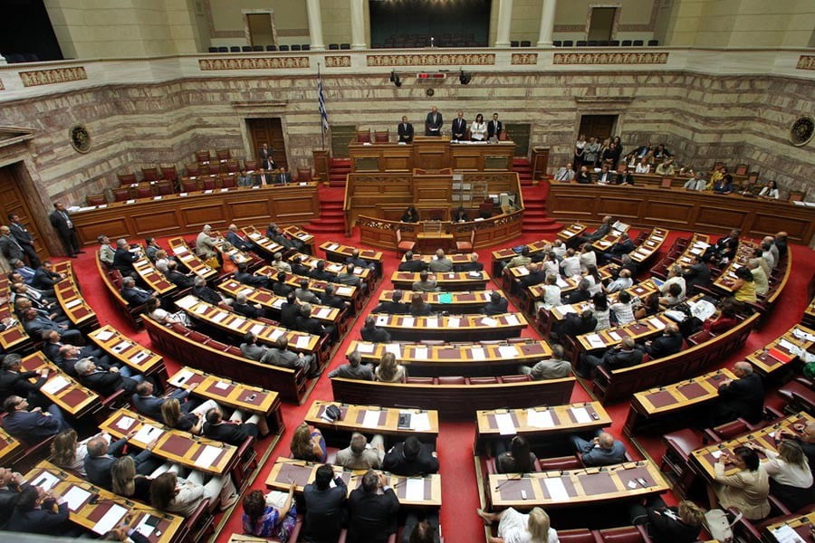 Βουλή: Πέρασαν οι παροχές για τους συνταξιούχους